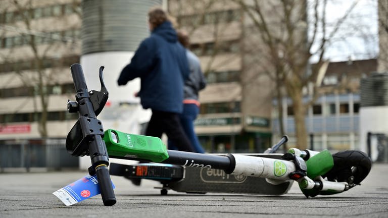 Ein E-Scooter liegt in Mannheim auf der Straße (Foto: dpa Bildfunk, picture alliance / Daniel Kubirski | Daniel Kubirski)