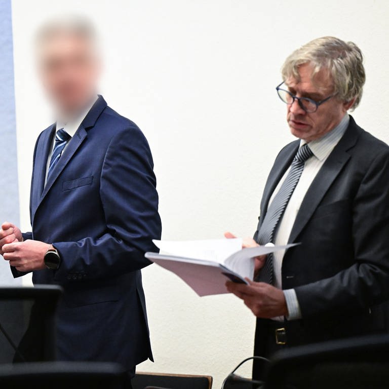 Der Angeklagte, der supsendierte Inspekteur der Polizei, steht neben seinem Anwalt Jerome Bauer im Gerichtssaal.  (Foto: dpa Bildfunk, picture alliance/dpa | Bernd Weißbrod)