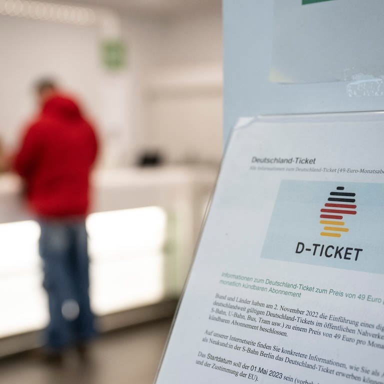 Ein Aushang für das Deutschland-Ticket in einem Kundenzentrum der Bahn. (Foto: dpa Bildfunk, picture alliance/dpa | Hannes P Albert)