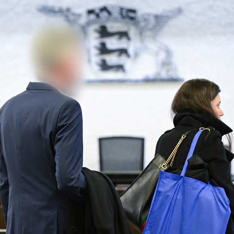 Der Angeklagte (links im Bild), inzwischen suspendierte Inspekteur der Polizei in Baden-Württemberg, kommt zu Prozessbeginn mit seiner Anwältin in den Gerichtssaal des Stuttgarter Landgerichts.  (Foto: dpa Bildfunk, picture alliance/dpa | Bernd Weißbrod)