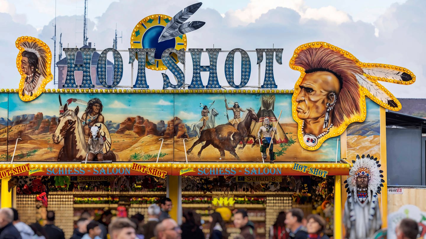 Ein Schiess-Saloon wirbt noch im Jahr 2022 mit Indianern. Fotografiert auf dem 175. Cannstatter Volksfest auf dem Cannstatter Wasen in Stuttgart. (Foto: IMAGO, IMAGO / Arnulf Hettrich)