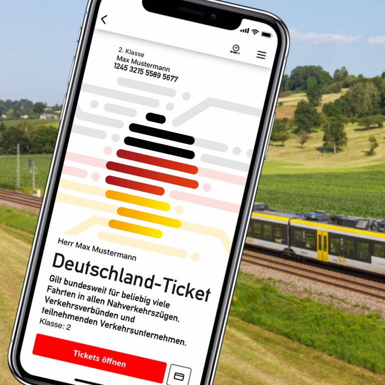 Deutschland-Ticket auf einem Handy mit Regionalbahn im Kreis Göppingen (Foto: IMAGO, IMAGO / Aviation-Stock)