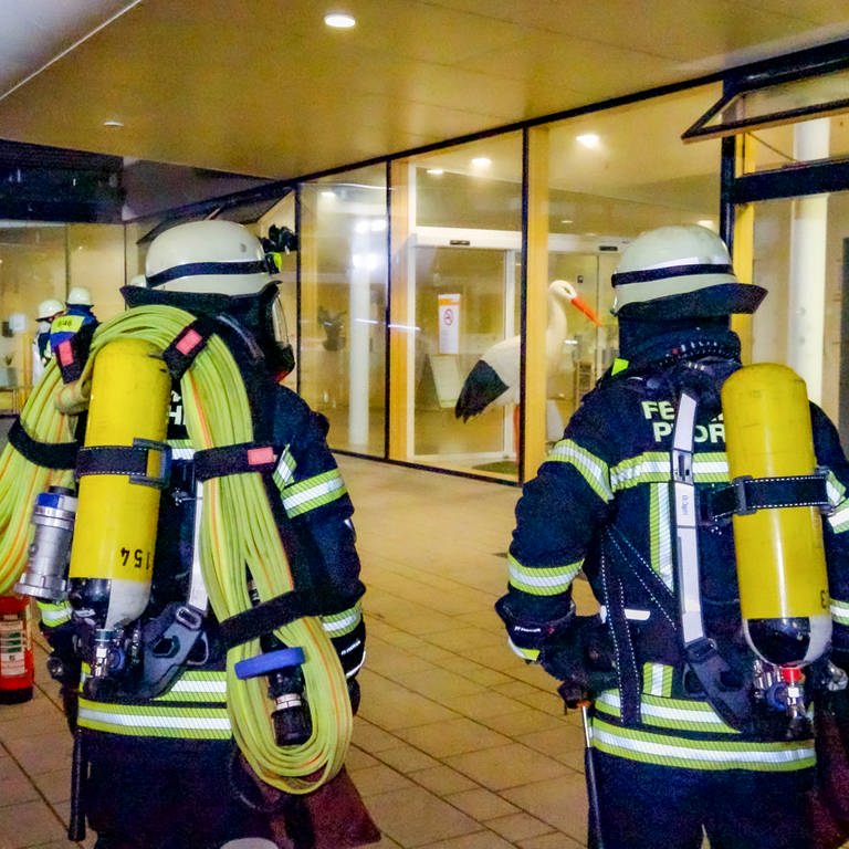 Einsatzkräfte der Feuerwehr sind bei einem Brand in einem Krankenhaus im Einsatz.  (Foto: dpa Bildfunk, picture alliance/dpa/EinsatzReport24 | Markus Rott)