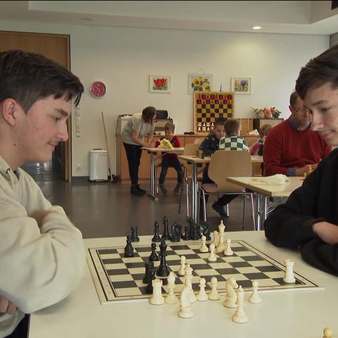 Zwei Jugendliche spielen Schach (Foto: SWR)