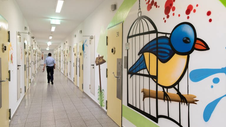 Ein Justizbeamter geht durch einen Gefangenentrakt in der Justizvollzugsanstalt Herford. (Foto: picture-alliance / Reportdienste, Symbolbild  | picture alliance/dpa | Friso Gentsch)