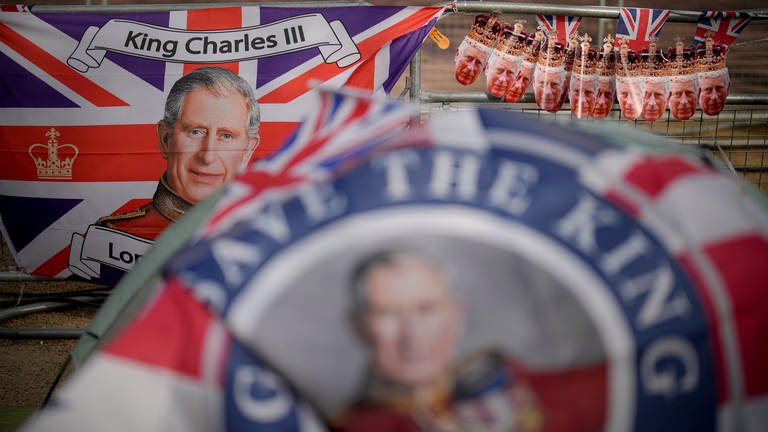Gesicht von König Charles auf Fanartikeln, dazu die britische Flagge