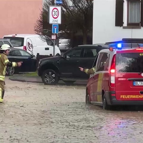 Feuerwehrauto in überschwemmter Straße (Foto: SWR)