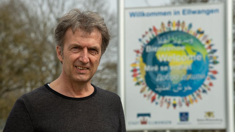 Berthold Weiß, Leiter der Landeserstaufnahmestelle für Flüchtlinge (LEA) in Ellwangen, steht vor einem Schild mit der Aufschrift "Willkommen in Ellwangen".  (Foto: dpa Bildfunk, picture alliance/dpa | Stefan Puchner)
