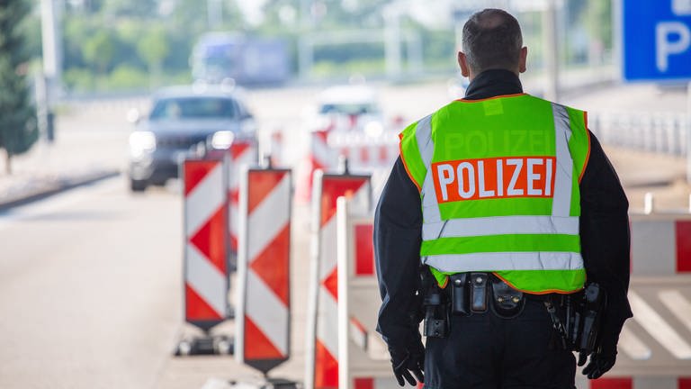 Ein Beamter der deutschen Bundespolizei steht am Grenzübergang Weil am Rhein (Kreis Lörrach) an der A5.  (Foto: dpa Bildfunk, picture alliance/dpa | Philipp von Ditfurth)