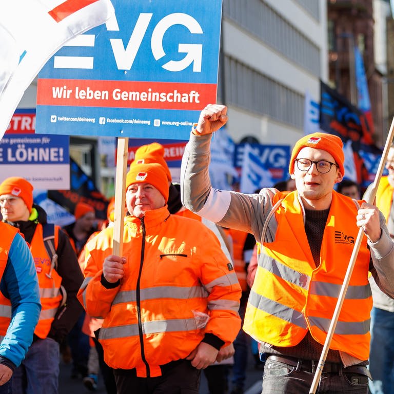 Warnstreikende der Eisenbahn- und Verkehrsgewerkschaft EVG gehen zum Bahnhofsplatz.  (Foto: dpa Bildfunk, picture alliance/dpa | Jörg Halisch)