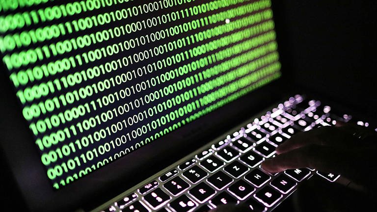 Auf dem Bildschirm eines Laptops ist der Binärcode zu sehen (Symbolbild) (Foto: dpa Bildfunk, picture alliance/dpa | Oliver Berg, dpa-Bildfunk (Symbolbild))