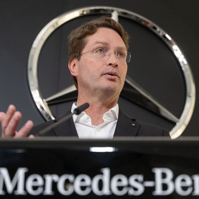 Ola Källenius, Vorstandsvorsitzender der Mercedes-Benz Group AG, spricht an einem Rednerpult.  (Foto: dpa Bildfunk, picture alliance/dpa | Marijan Murat)
