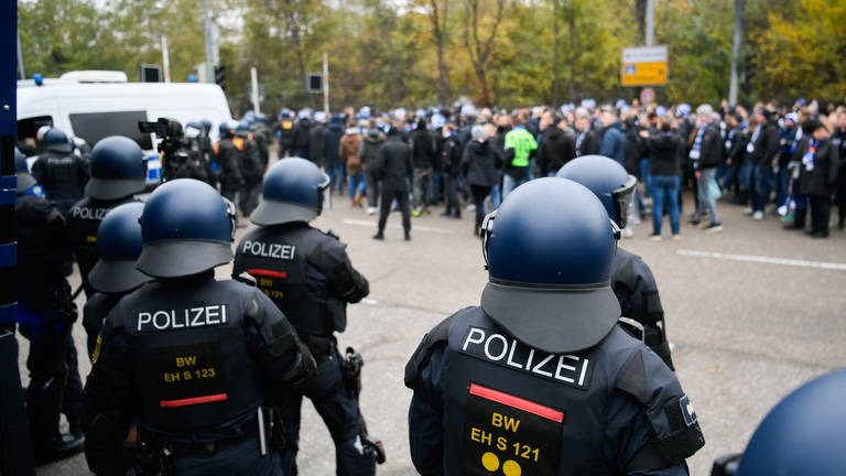 Polizisten in Baden-Württemberg sollen bei großen Einsätzen künftig individuell gekennzeichnet werden.  (Foto: dpa Bildfunk, picture alliance/dpa | Tom Weller (Symbolbild))