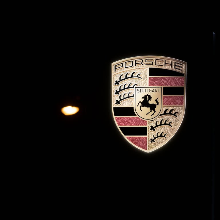 Das Logo des Autobauers Porsche ist an einem Display des Porsche-Zentrums Stuttgart zu sehen. 