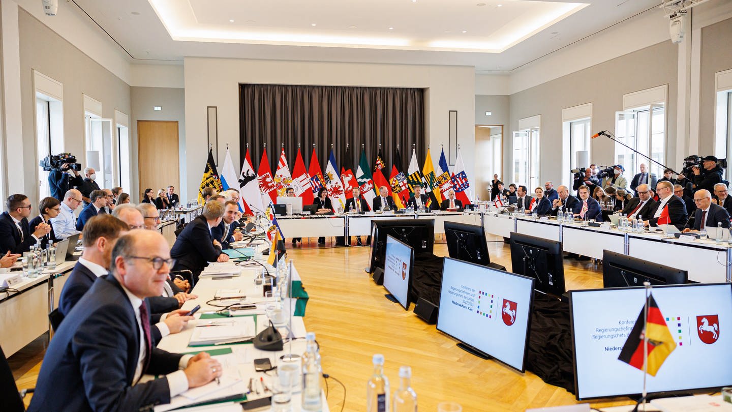 Ministerpräsidenten und Regierungschefs der Bundesländer sitzen während einer Sitzung der Ministerpräsidentenkonferenz im Schloss Herrenhausen. (Foto: dpa Bildfunk, picture alliance/dpa | Michael Matthey)