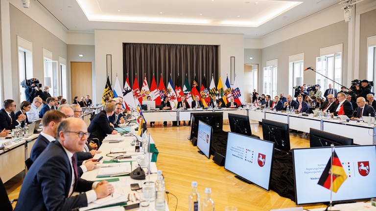 Ministerpräsidenten und Regierungschefs der Bundesländer sitzen während einer Sitzung der Ministerpräsidentenkonferenz im Schloss Herrenhausen. 