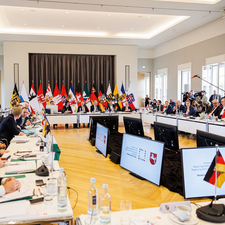 Ministerpräsidenten und Regierungschefs der Bundesländer sitzen während einer Sitzung der Ministerpräsidentenkonferenz im Schloss Herrenhausen.  (Foto: dpa Bildfunk, picture alliance/dpa | Michael Matthey)