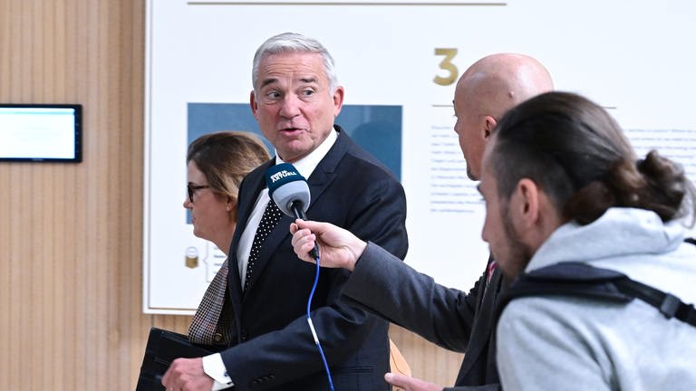 Thomas Strobl (CDU), Innenminister von Baden-Württemberg, geht im Medienzentrum im Landtag zu einer nicht öffentlichen Befragung zum Landtags-Untersuchungsausschuss zur "Polizei-Affäre".
