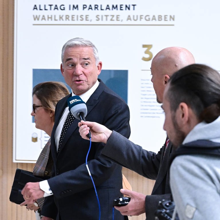 Thomas Strobl (CDU), Innenminister von Baden-Württemberg, geht im Medienzentrum im Landtag zu einer nicht öffentlichen Befragung zum Landtags-Untersuchungsausschuss zur "Polizei-Affäre".