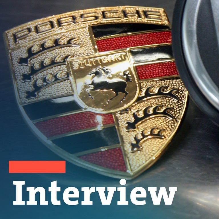 Das Symbolfoto zeigt ein Porsche-Logo mit einem Logo von Volkswagen. (Foto: dpa Bildfunk, picture-alliance/ dpa | Patrick Seeger - Montage: SWR)