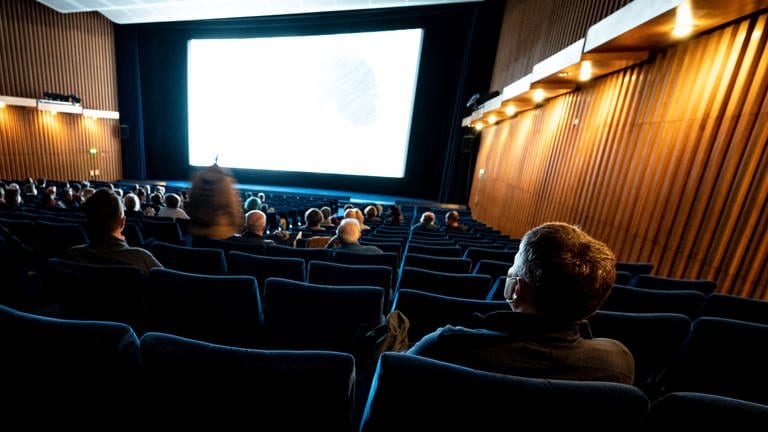Besucher sitzen in einem Kino.
