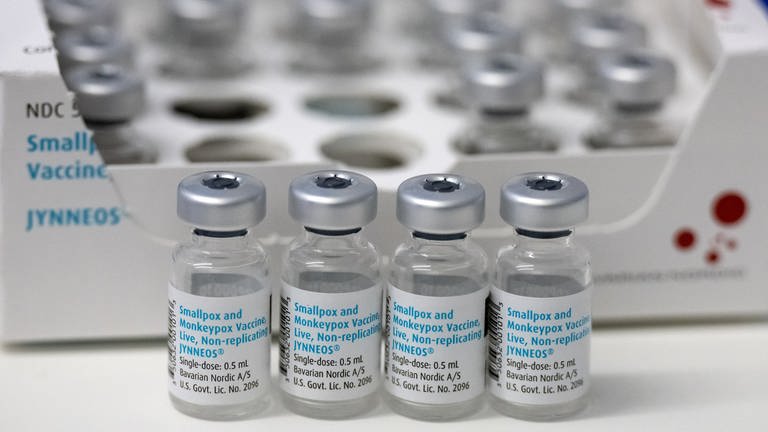 Leere Ampullen mit dem Impfstoff von Bavarian Nordic (Imvanex  Jynneos) gegen Affenpocken stehen im Klinikum in einer Schachtel auf einem Tisch.