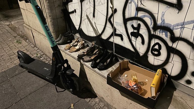 Schuhe und Bücher werden auf der Straße in Stuttgart zum verschenken angeboten (Foto: SWR)