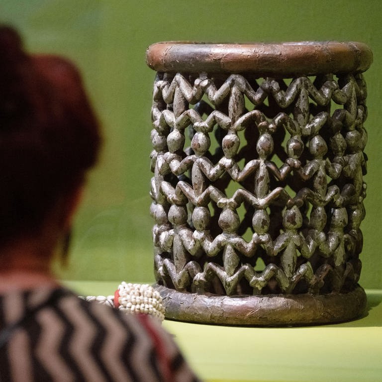 Ein Thronhocker vom Hofe des Königreichs Nso ist in der Ausstellung "Ozeanien - Kontinent der Inseln" in einer Vitrine im Linden-Museum zu sehen. 