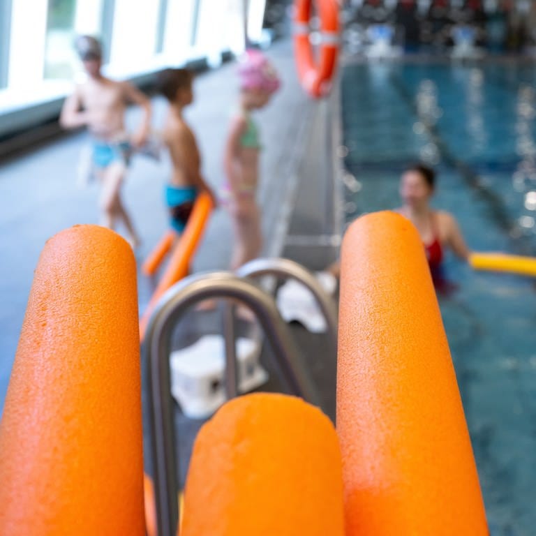 Kinder machen in einem Hallenbad einen Schwimmkurs. (Foto: dpa Bildfunk, picture alliance/dpa | Sven Hoppe)