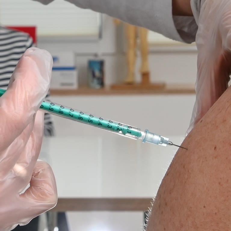 Corona-Impfung in einer Hausarztpraxis (Foto: dpa Bildfunk, picture alliance/dpa/dpa-Zentralbild | Jens Kalaene)