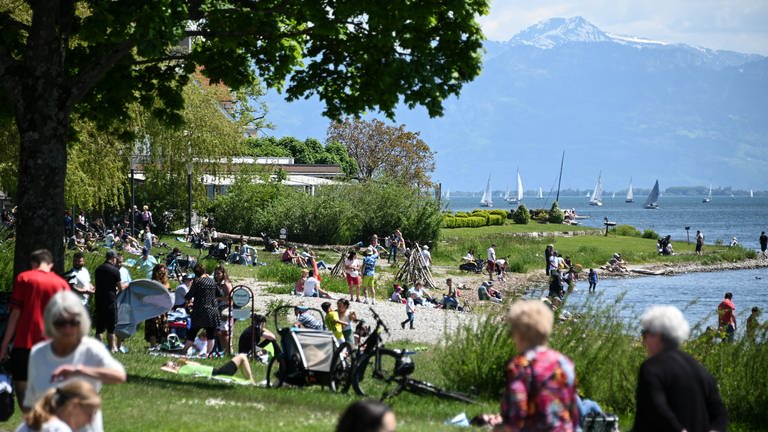 Hunderte Urlauber und Touristen verbringen den Nachmittag am Ufer des Bodensees. 