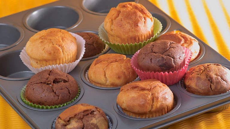 Helle und dunkle Muffins in einer Form. (Foto: IMAGO, IMAGO / YAY Images)