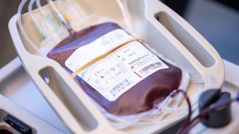 Eine Blutkonserve liegt im Blutspendezentrum des Deutschen Roten Kreuzes auf einer Blutwaage.