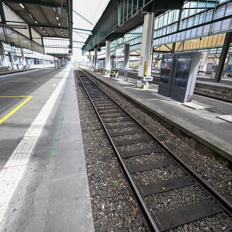 Ein leeres Gleis und ein leerer Bahnsteig auf dem Stuttgarter Hauptbahnhof. (Foto: dpa Bildfunk, picture alliance/dpa | Bernd Weißbrod)