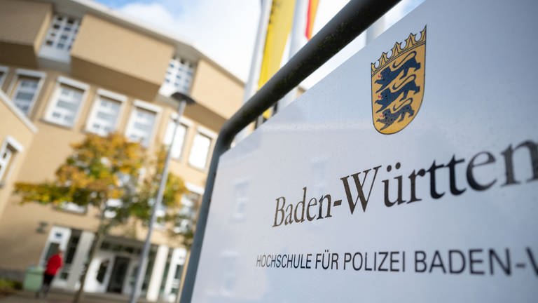 Ein Schild steht auf dem Campus der Hochschule für Polizei Baden-Württemberg in Villingen-Schwenningen (Schwarzwald-Baar-Kreis). 
