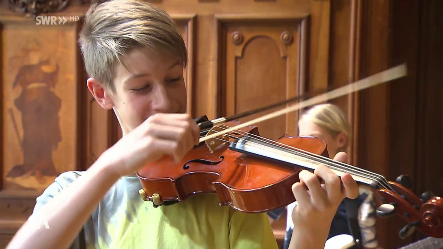 Kind spielt Geige (Foto: SWR)