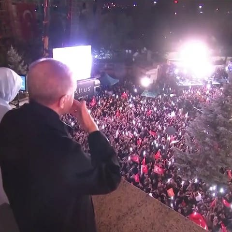 Erdogan vor Fans (Foto: SWR)