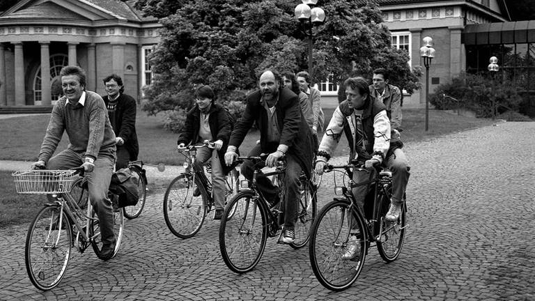 Winfried Kretschmann auf dem Fahrrad mit politischen Kolleginnen und Kollegen.