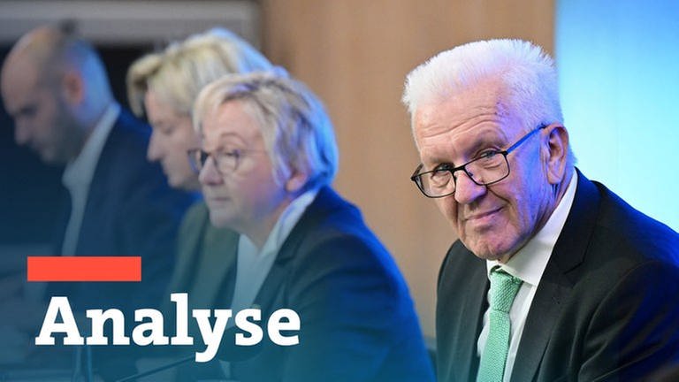 Ministerpräsident Winfried Kretschmann im rechten Bildrand schaut in die Kamera, im Hintergrund sein Kabinett. (Foto: dpa Bildfunk, Bernd Weißbrod/SWR-Bearbeitung)