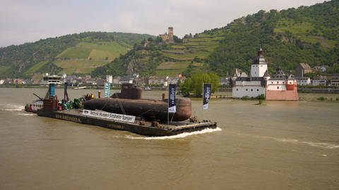 Ein altes U-Boot wird auf dem Rhein transportiert. (Foto: dpa Bildfunk, picture alliance/dpa/Thomas Frey | Thomas Frey)
