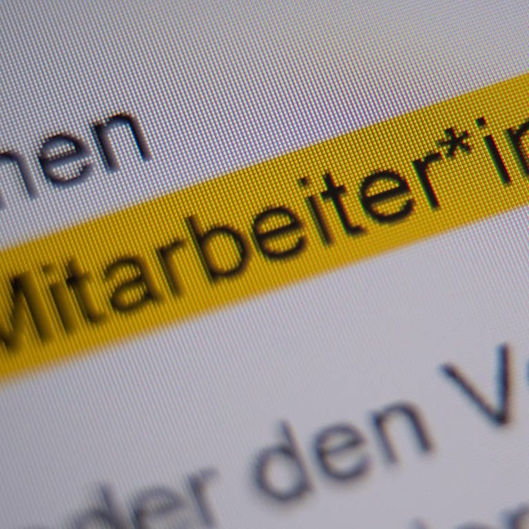 Die Anrede "Mitarbeiter*inne" ist in der Handreichung "Hinweise zur Umsetzung der geschlechtersensiblen Sprache für die Verwaltung der Landeshauptstadt Stuttgart" markiert und auf einem Bildschirm zu sehen.