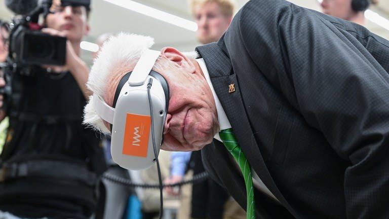 Winfried Kretschmann, Ministerpräsident von Baden-Württemberg, steht im Museum am Löwentor in Stuttgart mit einer VR-Brille in der Sammlung des Museums.