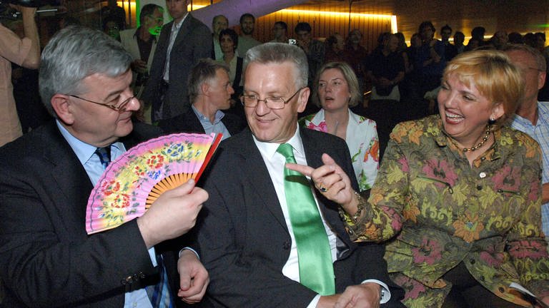 Der ehemalige Bundesaußenminister Joschka Fischer, Winfried Kretschmann und Claudia Roth (alle Grüne) im Jahr 2005 in Stuttgart. (Foto: dpa Bildfunk, picture-alliance/ dpa/dpaweb | Norbert Försterling)