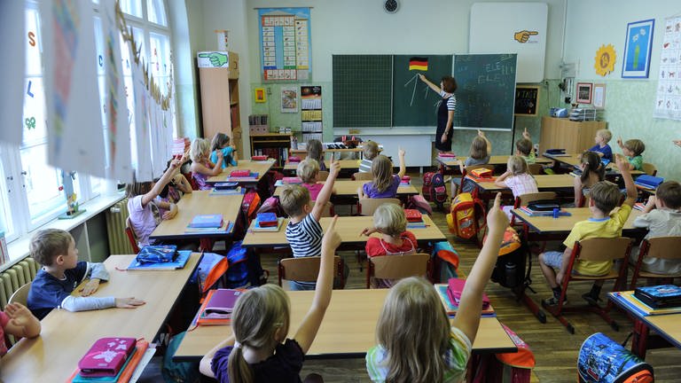 Schüler sitzen in einer Grundschulklasse.