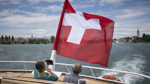 Passagiere auf einem schweizerischen Bodenseeschiff (Foto: dpa Bildfunk, Foto DPA/Gian Ehrenzeller)