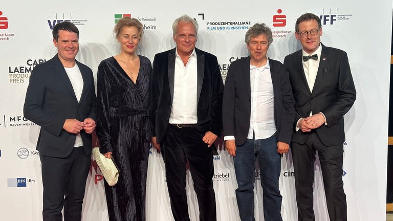 Produzent Thomas Kufus (Mitte) hat im Schloss Großlaupheim (Kreis Biberach) den diesjährigen Carl Laemmle Produzentenpreis erhalten