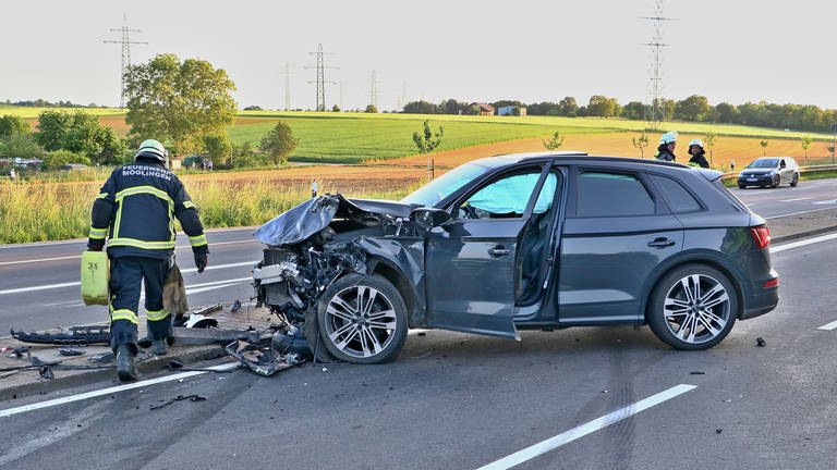 Ein beschädigtes Auto nach einem Verkehrsunfall bei Möglingen.  (Foto: KS-Images)