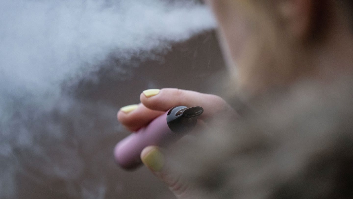 Eine E-Zigarette wird von einer Frau geraucht. (Foto: dpa Bildfunk, picture alliance/dpa | Marijan Murat)