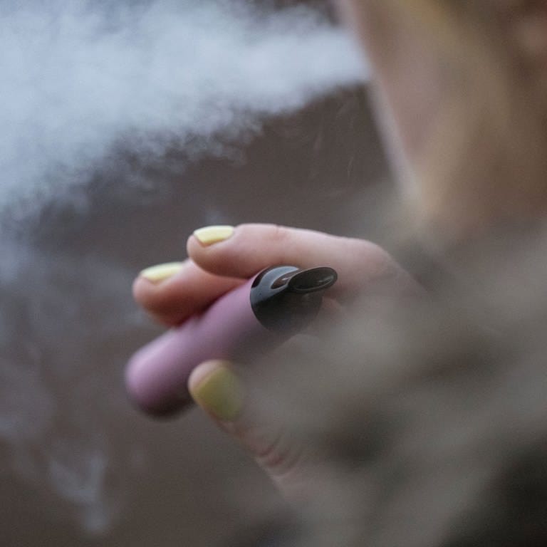 Eine E-Zigarette wird von einer Frau geraucht. (Foto: dpa Bildfunk, picture alliance/dpa | Marijan Murat)