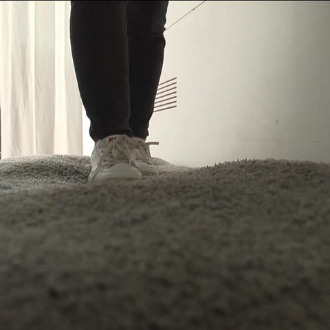 Frau lauft auf Decke mit Schuhen
